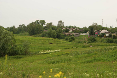 田野和河流上的村庄