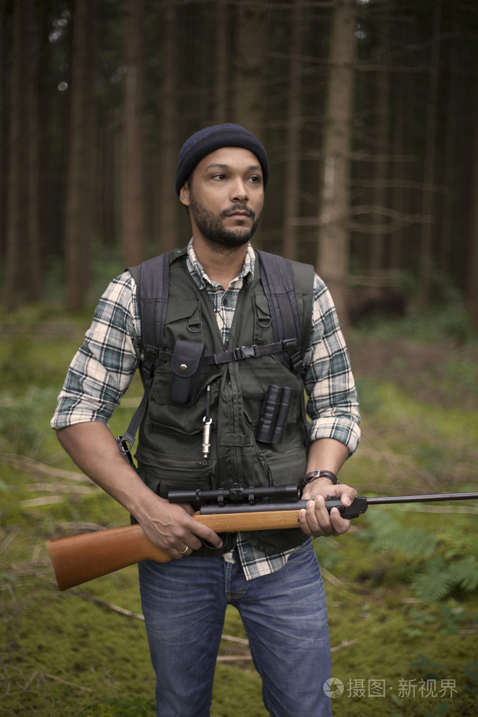 跨种族的猎人在森林里