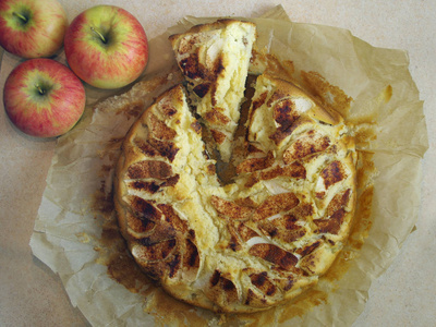 新鲜的烤苹果派和一块.传统秋天蛋糕甜点照片