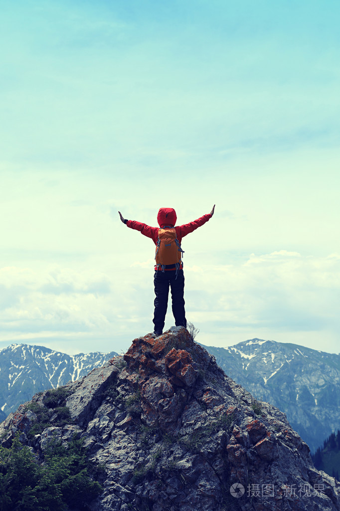 山峰上的女人背包客