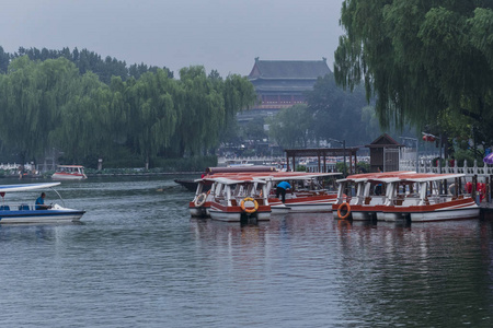 白天在北京前海路湖行驶的船只图片