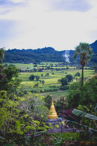 缅甸的山脉河流树木和村庄景观