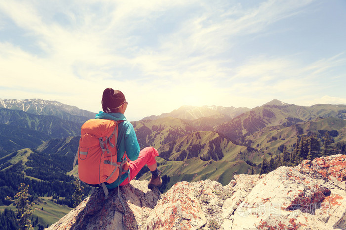 背包客坐在山顶上