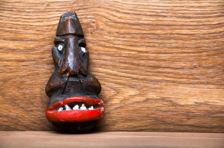 手工雕刻的木俑，木制背景