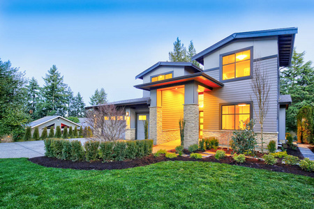 两层楼房灰色豪华现代两层楼高房子外石柱照片