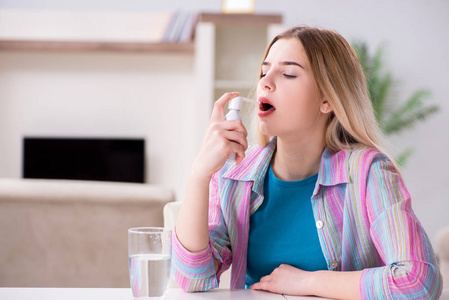 使用优越性治疗哮喘的年轻妇女