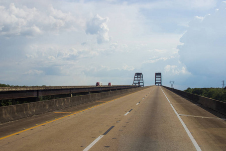 夏天美国的大桥。桥梁在流动的河, Bigeaux 湖。Atchafalaya。美国