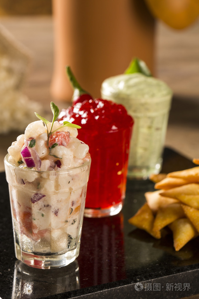 一杯美味的鳄梨酱,辣椒果冻下, 一步到新鲜的