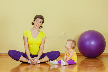 妈妈和女儿一起做体育锻炼