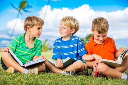 一群男孩在读书