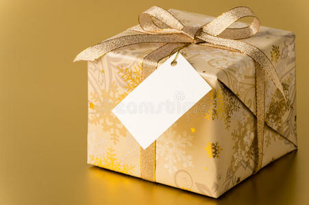 金色丝带和空白标签的圣诞礼物