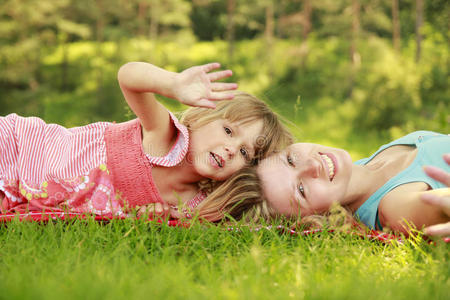妈妈和她的小女儿在草地上玩耍