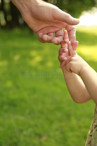父母握着小孩的手图片