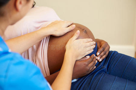 护士对孕妇进行产前检查
