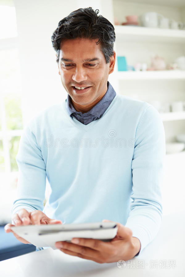 印度男子在家使用数字平板电脑