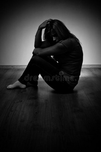 悲伤的人坐着图片