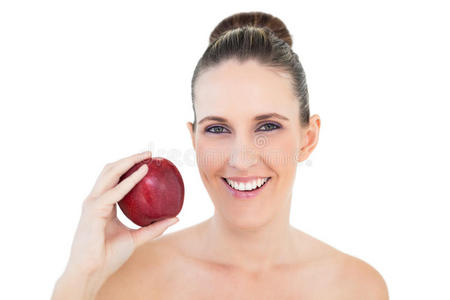 微笑的女人拿着红苹果看着镜头