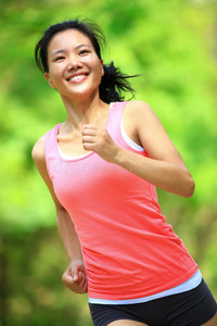 女子运动,在公园里跑步在公园里跑步的女人运动员在公园里跑步鞋上绑