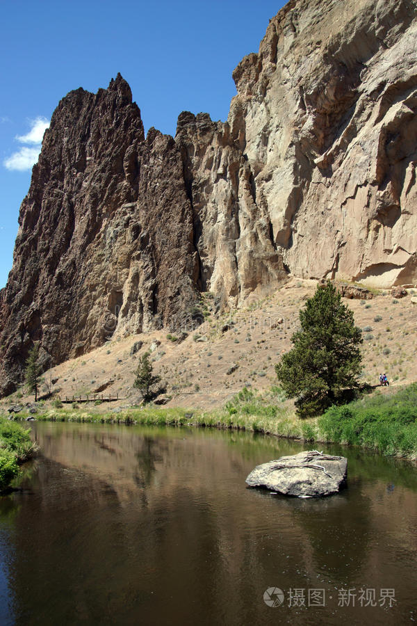 弯曲河流的谷底
