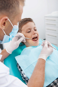 牙医诊所的小病人。