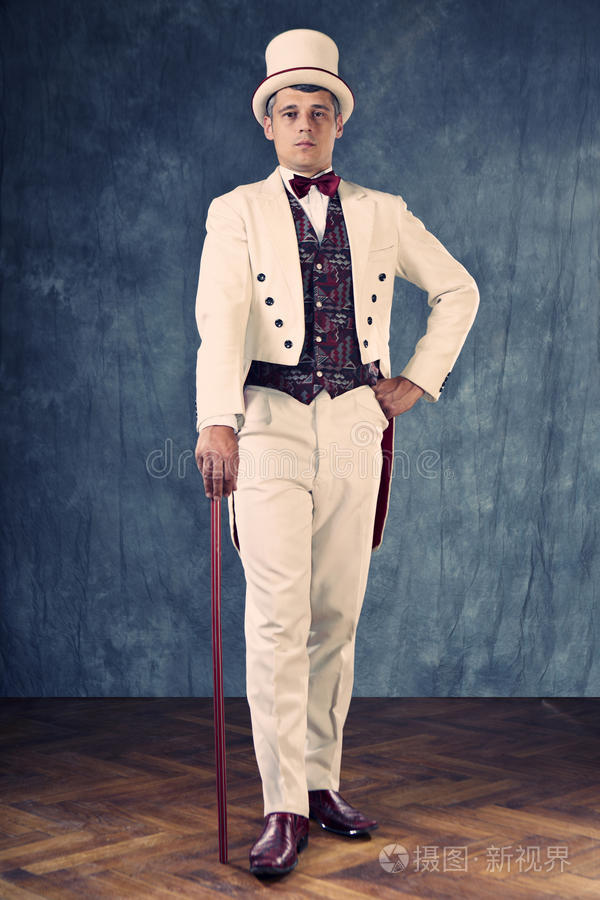 穿着白色尾巴外套的绅士