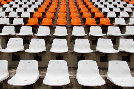 白色和橙色座椅的前部