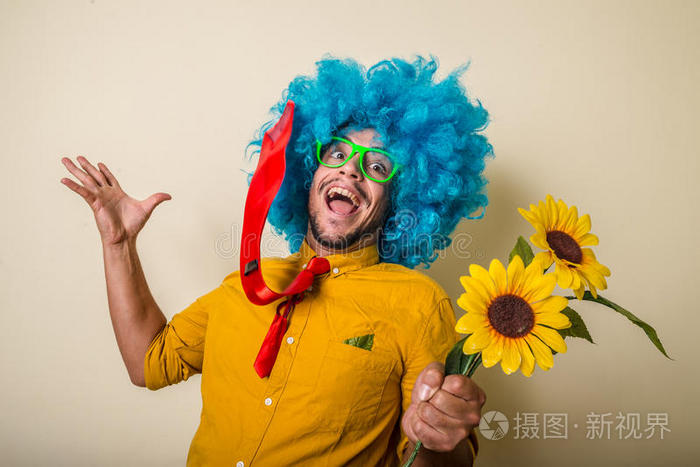 戴着蓝色假发的疯狂有趣的年轻人照片-正版商用图片0si8m1-摄图新视界