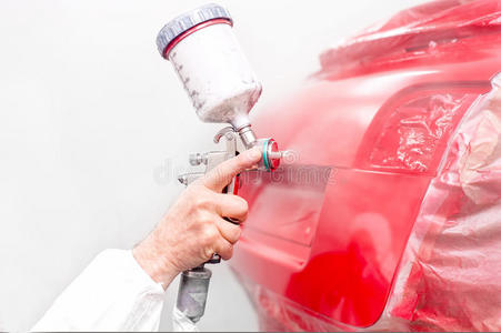 汽车工程师在特装间给现代汽车刷红色漆