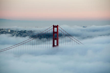 雾中的旧金山金门大桥