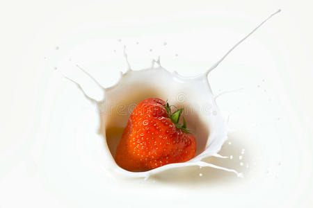 红色草莓水果掉进牛奶里