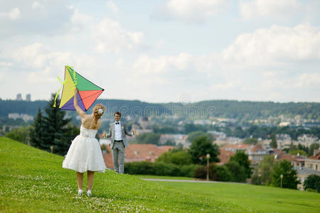 婚礼当天新郎新娘放风筝图片
