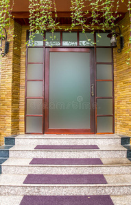 建筑外部的玻璃门是砂岩的。