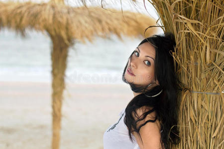 海滩上漂亮的黑发女郎
