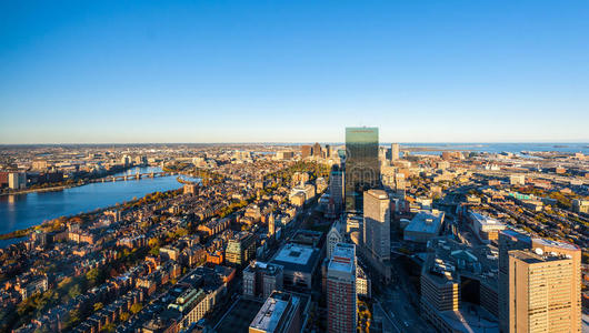 城市空中全景图。波士顿鸟瞰日落时的摩天大楼和市中心的天际线。