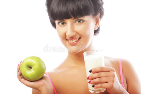 拿着苹果和牛奶的女人