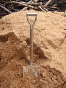 旧铲子挖沙