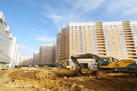 挖掘机在高层建筑附近挖土