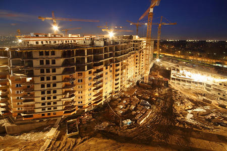 许多塔吊建造高层住宅图片