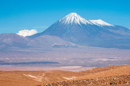 智利阿塔卡马的利坎卡布尔火山和朱利克火山