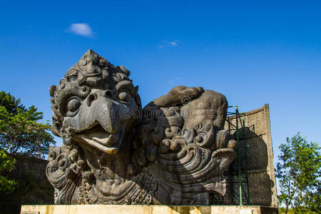 嘎达印尼巴厘岛gwk文化公园的嘎鲁达雕像照片