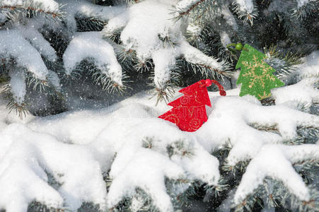 雪地里的圣诞红树玩具