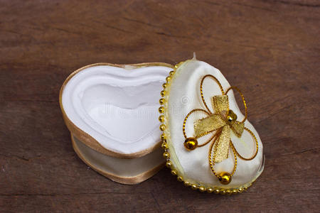 金色心形珠宝盒