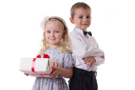带礼物盒的微笑男孩和女孩
