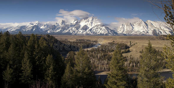 蛇河云层覆盖参差不齐的山峰大提顿怀俄明州全景