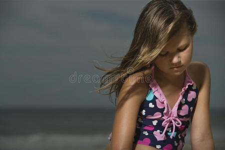 海滩上悲伤的女孩