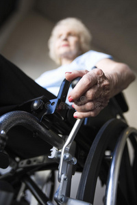 老年妇女轮椅