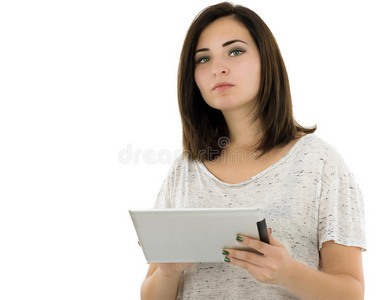 手持平板电脑的年轻女子