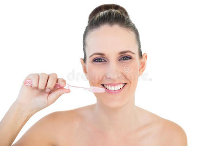 微笑的美女刷牙