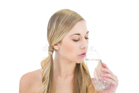 喝着水的金发女子