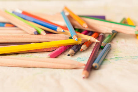 彩色铅笔散落在桌子上。蜡笔